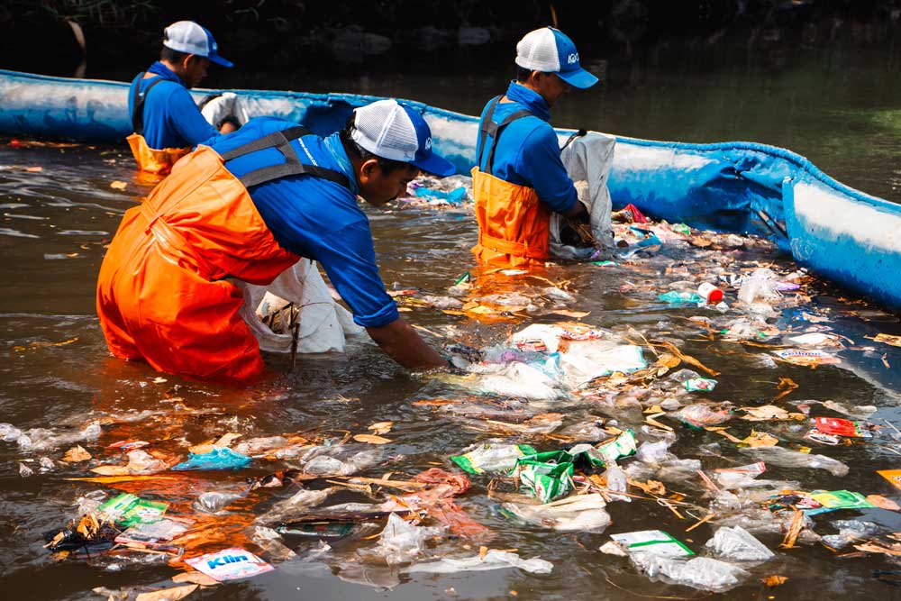 4ocean crew team cleaning up trash from body of water.